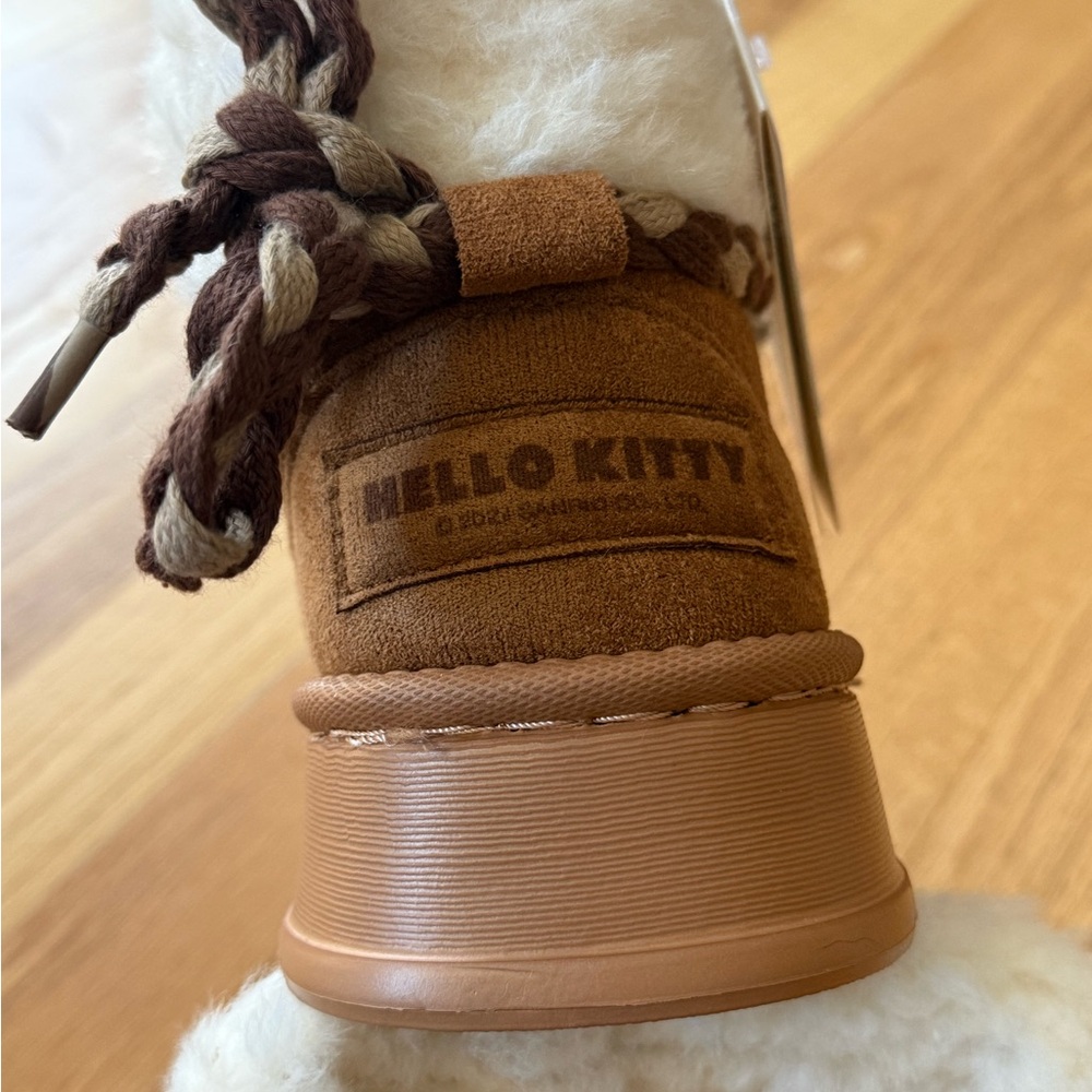 Hello Kitty Fur Boots - Picture 6 of 6